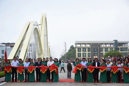 Các đồng chí lãnh đạo Tỉnh ủy, Ủy ban nhân dân tỉnh Điện Biên cùng lãnh đạo thành phố Điện Biên Phủ, đại diện nhà thầu thi công cắt băng thông xe kỹ thuật cầu Thanh Bình.