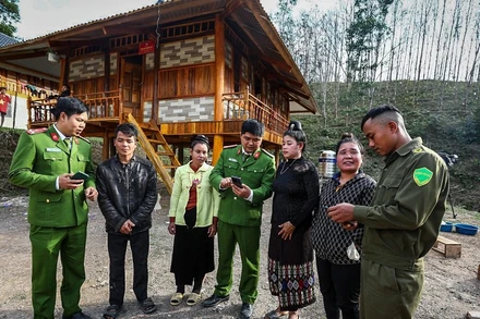 Cán bộ chiến sĩ Công an tỉnh Điện Biên hướng dẫn nhân dân xã Hua Thanh, huyện Điện Biên cài đặt ứng dụng VNeID trên điện thoại.