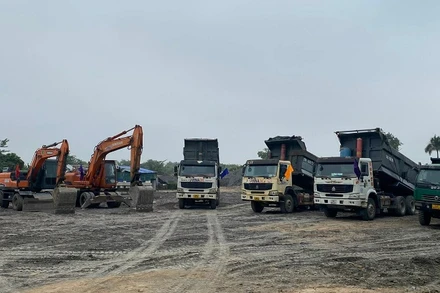 Nỗ lực thực hiện dự án lập thành tích chào mừng kỷ niệm 70 năm Chiến thắng Điện Biên Phủ vào 7/5/2024, những ngày này nhà đầu tư đang tập trung tối đa máy móc, nhân lực thi công liên tục ngày đêm.