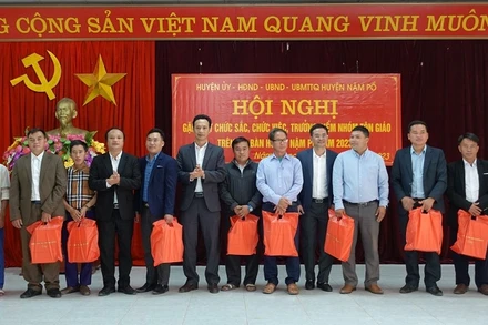 Đồng chí Lê Khánh Hòa, Bí thư Huyện ủy Nậm Pồ tặng quà các chức sắc, chức việc, trưởng điểm nhóm tôn giáo có nhiều đóng góp trong thực hiện các nhiệm vụ trên địa bàn.