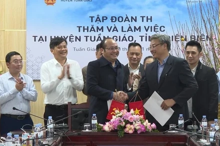 Lãnh đạo Ủy ban nhân dân huyện Tuần Giáo và Tập đoàn TH trao biên bản ký kết hợp tác thực hiện dự án mắc-ca tại Tuần Giáo.