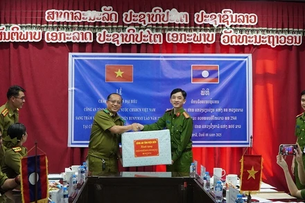 Thượng tá Đỗ Ngọc Minh (bên phải), Phó Giám đốc Công an tỉnh Điện Biên trao quà tặng Công an tỉnh Phong-sa-ly. (Ảnh: THÀNH TRUNG)