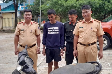 Lực lượng chức năng bắt giữ đối tượng Lò Văn Lả trú tại bản Na Lại, xã Luân Giói, huyện Điện Biên Đông về hành vi vận chuyển trái phép chất ma túy.