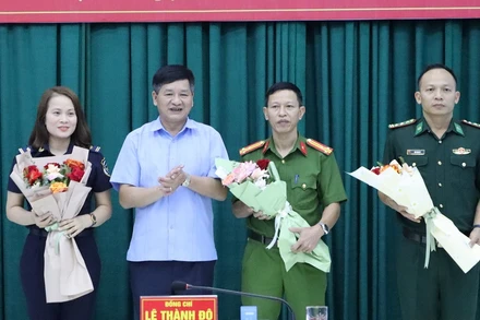 Chủ tịch Ủy ban nhân dân tỉnh Điện Biên Lê Thành Đô trao thưởng thành viên Ban Chuyên án.