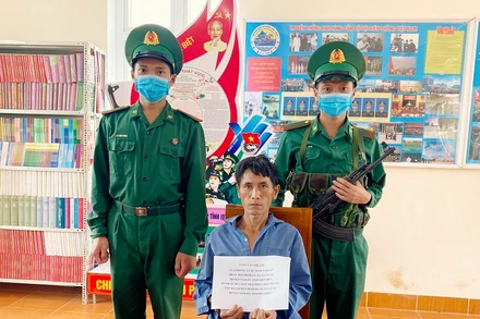 Kháng A Cấu và tang vật khi bị lực lượng chức năng bắt giữ.