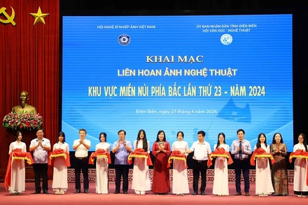 Lãnh đạo Ủy ban nhân dân tỉnh Điện Biên cùng lãnh đạo Liên hiệp Các hội Văn học - Nghệ thuật Việt Nam cắt băng khai mạc Liên hoan ảnh nghệ thuật các tỉnh khu vực miền núi phía bắc lần thứ 23.