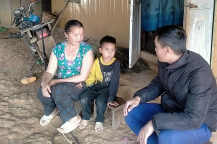 Giáo viên Trường dân tộc bán trú tiểu học Leng Su Sìn vận động học sinh trở lại trường.