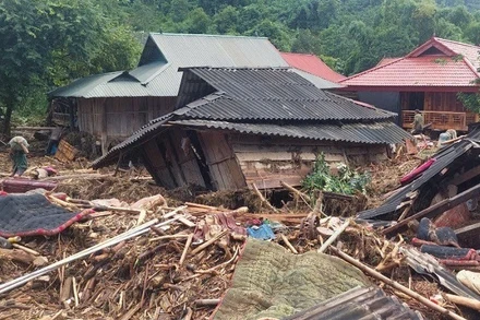 Lũ quét tràn về xã Mường Pồn, huyện Điện Biên vào rạng sáng ngày 25/7/2024 làm hàng trăm ngôi nhà của người dân bị đổ sập, hư hỏng phải di dời khẩn cấp. 