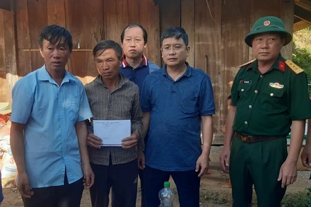 Đoàn cán bộ Ủy ban nhân dân cùng các phòng, ban huyện Mường Chà thăm hỏi, động viên gia đình học sinh bị đuối nước.