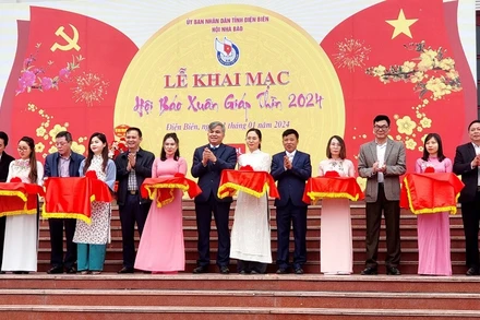 Đồng chí Lò Văn Tiến, Phó Chủ tịch Ủy ban nhân dân tỉnh Điện Biên cùng lãnh đạo Hội Nhà báo, các sở, ngành tỉnh Điện Biên cắt băng khai mạc Hội Báo Xuân Điện Biên 2024.