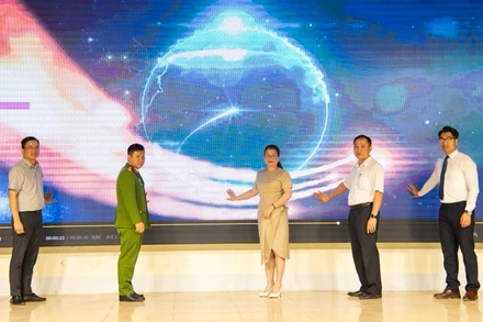 Đại biểu ấn nút sử dụng phần mềm du lịch thông minh phục vụ du lịch tại tỉnh Điện Biên.