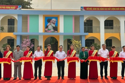 Đại biểu cắt băng khánh thành công trình Trường mầm non Hoa Hồng thị trấn Mường Ảng.
