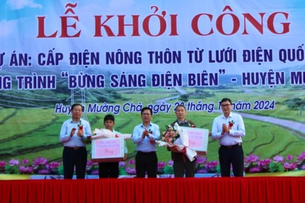 Các đồng chí lãnh đạo tỉnh Điện Biên và lãnh đạo huyện Mường Chà trao quà tặng nhân dân bản Pú Chả, đơn vị thi công.