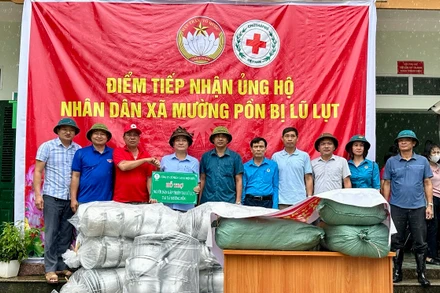 Lãnh đạo Công ty Cổ phần Cao-su Điện Biên trao hỗ trợ người dân, công nhân bị thiệt hại do lũ quét ở Mường Pồn.