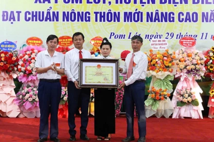 Đồng chí Trần Văn Thượng, Phó Giám đốc Sở Nông nghiệp và Phát triển nông thôn tỉnh Điện Biên đại diện cơ quan thường trực Ban Chỉ đạo Xây dựng Nông thôn mới tỉnh Điện Biên trao Bằng công nhận xã đạt chuẩn nông thôn mới nâng cao cho cán bộ, nhân dân xã Pom Lót.