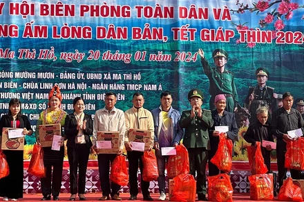 Lãnh đạo Bộ Chỉ huy Bộ đội Biên phòng tỉnh trao quà tặng nhân dân các xã biên giới Việt Nam-Lào thuộc địa phận huyện Mường Chà, tỉnh Điện Biên.