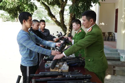 Người dân trên địa bàn tỉnh Điện Biên tự nguyện giao nộp vũ khí cho Công an.
