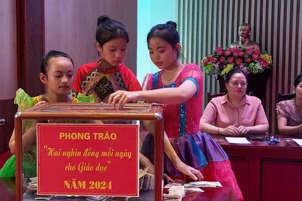 Học sinh các trường ở trung tâm huyện Nậm Pồ hưởng ứng phong trào "Tiết kiệm 2.000 đồng".