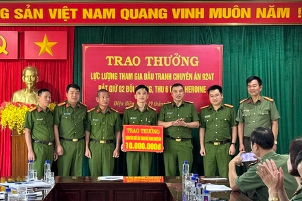 Đại tá Phạm Trường Giang, Phó Giám đốc Công an tỉnh Điện Biên trao thưởng nóng cho các đơn vị phá thành công chuyên án.