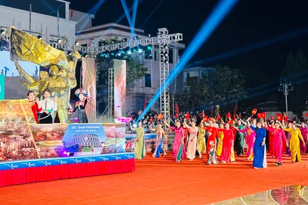 Xe mô hình mang biểu tượng Tượng đài chiến thắng Điện Biên Phủ dẫn đầu đoàn diễu hành xuất phát từ quảng trường Him Lam.