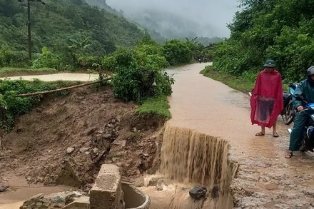 Một trong những điểm bị sạt lở nghiêm trọng trên tuyến đường từ xã Phì Nhừ đi xã Chiềng Sơ, huyện Điện Biên Đông, làm gián đoạn giao thông trên tuyến.