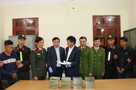 Đồng chí Trần Quốc Cường, Ủy viên Trung ương Đảng, Bí thư Tỉnh ủy và đồng chí Lê Thành Đô, Chủ tịch Ủy ban nhân dân tỉnh Điện Biên động viên cán bộ, chiến sĩ Công an Điện Biên đã triệt phá thành công Chuyên án ma túy chung giữa Công an tỉnh Điện Biên và Công an các tỉnh Bắc Lào.