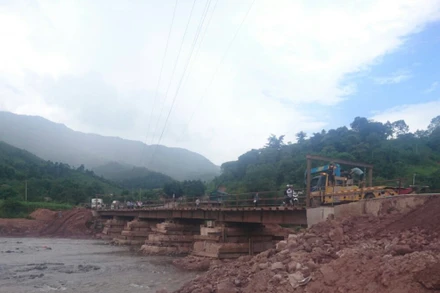 Cầu tạm hoàn thành giúp việc đi lại của nhân dân huyện Mường Nhé được thuận tiện, an toàn hơn.