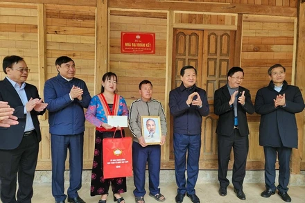 Phó Thủ tướng Chính phủ Lê Minh Khái cùng các đồng chí lãnh đạo tỉnh Điện Biên trao quà, gắn biển nhà Đại đoàn kết cho hộ nghèo tại huyện Nậm Pồ, tỉnh Điện Biên.