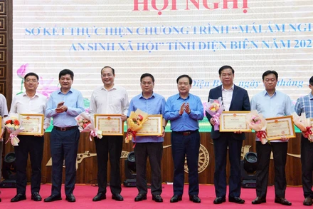 Đồng chí Mùa A Sơn, Phó Bí thư Thường trực Tỉnh ủy cùng đồng chí Lê Thành Đô, Chủ tịch UBND tỉnh Điện Biên trao Bằng khen tặng các cá nhân có nhiều đóng góp trong thực hiện chương trình.