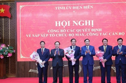 Đồng chí Đặng Xuân Vịnh (thứ hai từ phải sang) là người đã tự nguyện nghỉ hưu trước tuổi theo Nghị định 178/2024/NĐ-CP nhưng đang còn vướng mắc trong áp dụng chế độ giữa các nghị định. 