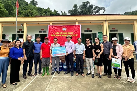 Các đồng chí lãnh đạo Hiệp hội Doanh nghiệp tỉnh Điện Biên trao kinh phí và hiện vật hỗ trợ người dân vùng lũ Mường Pồn.