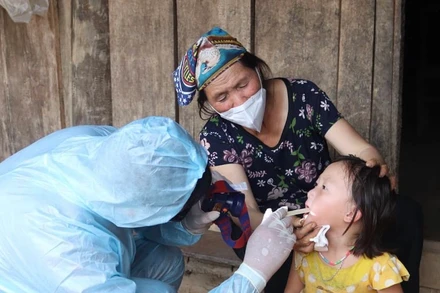 Cán bộ Y tế Điện Biên lấy dịch họng hầu các trường hợp trong vùng dịch. (Ảnh: CDC Điện Biên)