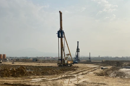 Các xe, máy trên công trường thi công đường cất, hạ cánh hoạt động cầm chừng vì thiếu nguyên liệu.