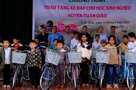 Qua sự kết nối của Báo Giáo dục và Thời đại, hàng trăm học sinh ở xã Pú Nhung, huyện Tuần Giáo, tỉnh Điện Biên đã được nhận những phần quà ý nghĩa trong đầu năm học 2023-2024.