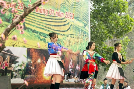 Nhân dân các dân tộc huyện Nậm Pồ vui hát múa chào xuân.