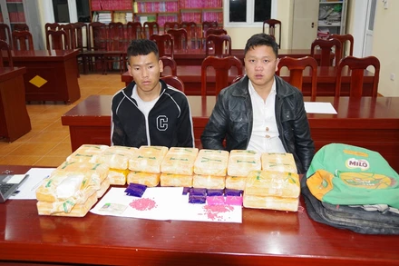 Già và Súa cùng tang vật 120 nghìn viên ma túy tổng hợp.