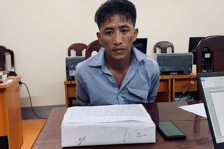 Vàng A Dia cùng tang vật khi bị bắt giữ.