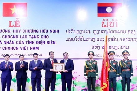 Thừa ủy quyền Chủ tịch nước Cộng hòa dân chủ nhân dân Lào, đồng chí Khăm Phoi Văn Nạ Sản, Bí thư, Tỉnh trưởng tỉnh Phongsaly trao Huân chương Hữu nghị tặng Đảng bộ, chính quyền, nhân dân các dân tộc tỉnh Điện Biên có thành tích, đóng góp trong phát triển kinh tế-xã hội tại tỉnh Phongsaly từ năm 2019 đến nay.