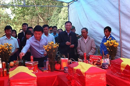 Đồng chí Mùa A Vảng, Ủy viên dự khuyết Trung ương Đảng, Bí thư Huyện ủy Điện Biên Đông cùng cán bộ, nhân dân các dân tộc huyện Điện Biên Đông dâng hương tri ân các liệt sĩ được cất bốc tại 2 xã trên địa bàn huyện.