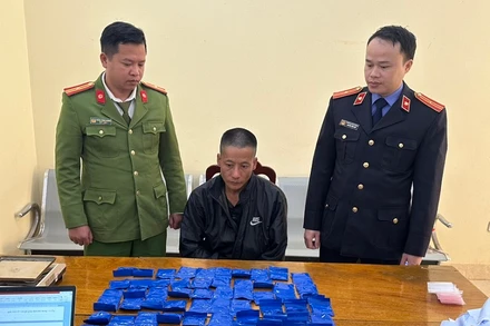 Lý A Phừ cùng tang vật tại cơ quan công an.