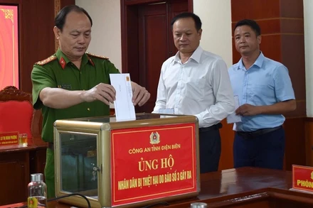 Lãnh đạo Công an tỉnh Điện Biên cùng đại biểu các ban, ngành tỉnh Điện Biên ủng hộ đồng bào vùng bão lũ.