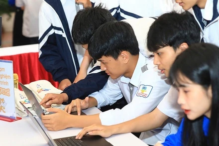 Học sinh tỉnh Điện Biên hào hứng trải nghiệm các công nghệ mới tại gian hàng của các doanh nghiệp viễn thông, công nghệ số.