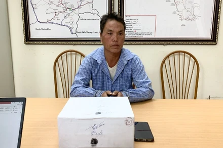 Đối tượng Sùng A Di cùng tang vật khi bị công an Điện Biên bắt giữ.