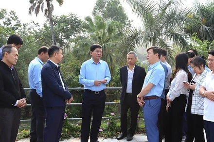 Chủ tịch Ủy ban nhân dân tỉnh Điện Biên Lê Thành Đô (người đứng giữa ảnh) kiểm tra thực địa công tác giải phóng mặt bằng tại Dự án Quản lý đa thiên tai lưu vực sông Nậm Rốm. 