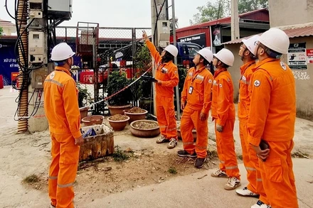 Lực lượng diễn tập thực hành đánh giá nguyên nhân sự cố lưới điện.