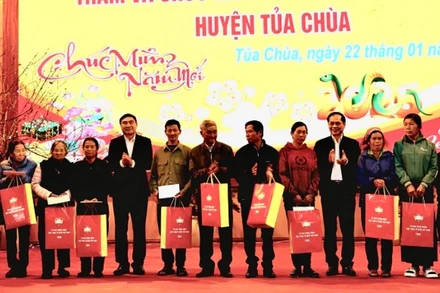 Đồng chí Bùi Thanh Sơn, Phó Thủ tướng Chính phủ, Bộ trưởng Ngoại giao trao quà Tết tặng các gia đình chính sách tại huyện Tủa Chùa.