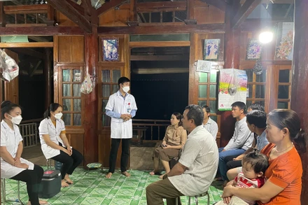 Cán bộ y tế huyện Nậm Pồ tuyên truyền các biện pháp phòng bệnh đến người dân xã Nà Hỳ. (Ảnh: Bích Hạnh)