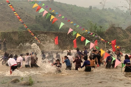 Bà con người Lào bản Na Sang 1 chung vui tết té nước.