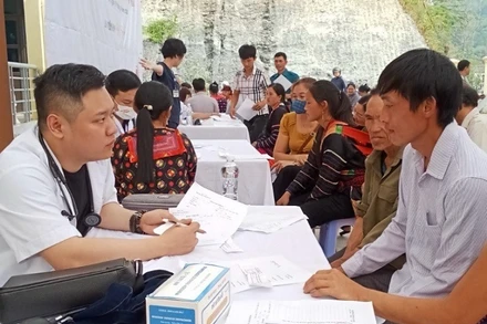 Bác sĩ tư vấn cho người cao tuổi phường Him Lam, thành phố Điện Biên Phủ cách chăm sóc sức khỏe chủ động và phòng tránh bệnh do tuổi cao.