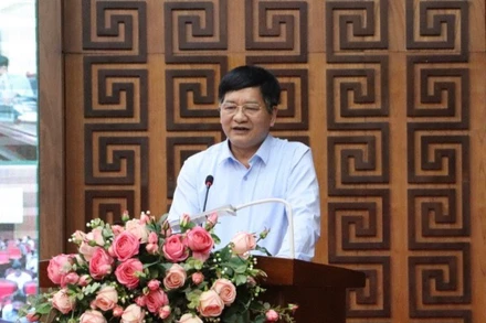 Đồng chí Lê Thành Đô, Chủ tịch Ủy ban nhân dân tỉnh Điện Biên trả lời các kiến nghị của nông dân tại buổi đối thoại.